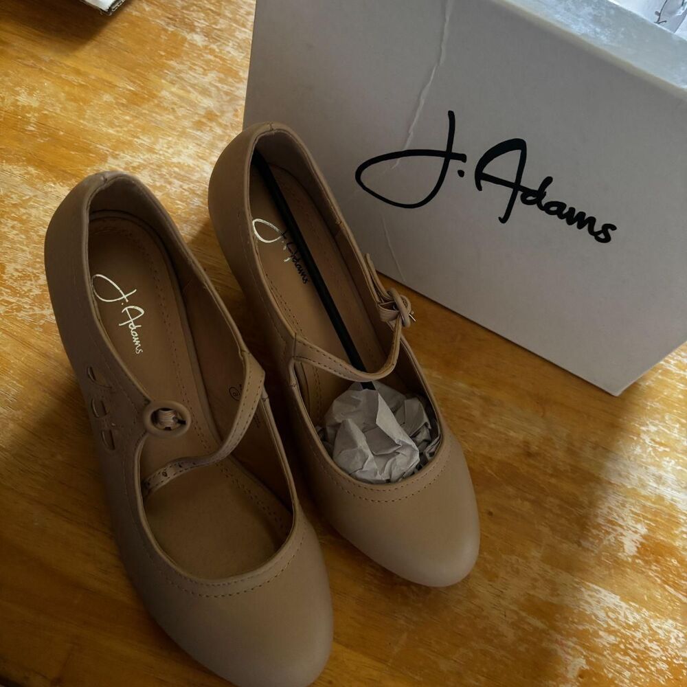 J Adams Women's Tan pumps